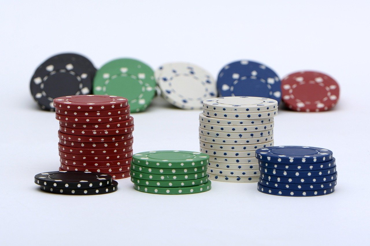 Crypto Poker vs Traditional Poker: The Ultimate 2026 Comparison